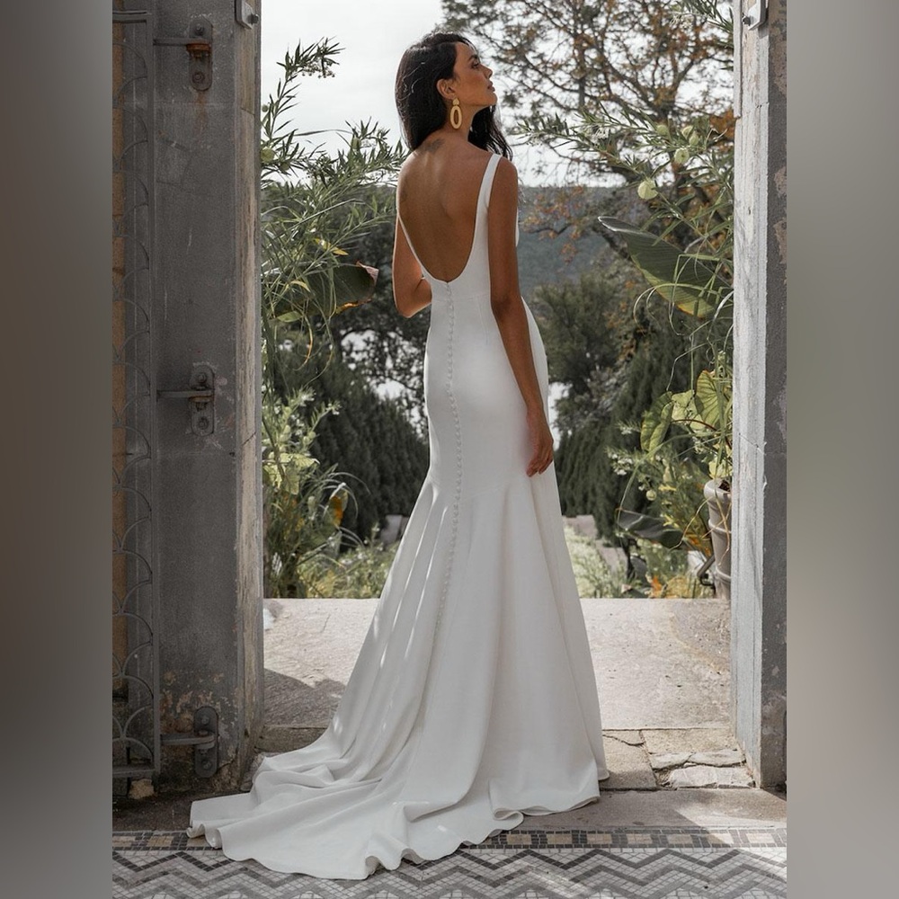 Simple white backless button down with zipper wedding dress